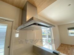 調理により発生する油煙や臭いを吸い込み、屋外へ排気してくれます。