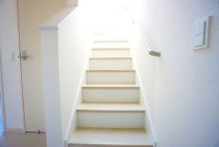 階段は段数を通常より1段多く段差を低く設定し、足元灯も完備。より安全な階段を追求しました。