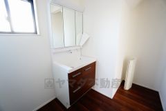 三面鏡つき洗面台。収納も一体型になっているので、ドライヤーやヘアアイロンの置き場に困りませんね。