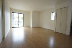 大きな窓のあるリビングは、陽光あふれる明るい空間です。居心地良く、ご家族皆がゆったり寛げる憩いの空間となりそうです。