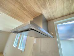 調理により発生する油煙や臭いを吸い込み、屋外へ排気してくれます。
