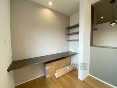 対面式キッチンを中心としたリビングダイニングで家族の会話が弾みそうです。カウンター付き。