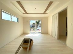 大きな窓のあるリビングは、陽光あふれる明るい空間です。居心地良く、ご家族皆がゆったりくつろげる憩いの空間となりそうです。
