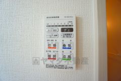 雨の日の洗濯も安心できる浴室暖房乾燥機付き浴室。リモコンで操作もボタン1つで簡単。 浴室暖房乾燥機には、暖房、乾燥、涼風、換気の4つの機能が付いています。タイマー付きです。