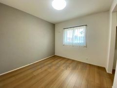 住む人のこだわりを活かす洋室＾＾日当たりがよく、寝室としての利用もおすすめ。広めのクローゼットもあり荷物もすっきり片付けれ、ゆとりのある暮らしが出来ます＾＾