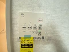 浴室暖房乾燥機には、暖房、乾燥、涼風、換気の4つの機能が付いています。タイマー付きです。