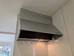 調理により発生する油煙や臭いを吸い込み、屋外へ排気してくれます。