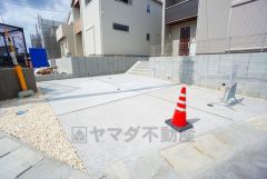 カースペースは停めやすい並列駐車2台付き。ご夫婦で1台ずつ所有できます＾＾ 前面道路は6ｍと駐車がスムーズにできます＾＾