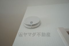 火災発生をいち早く知らせてくれる火災報知器は標準装備です。