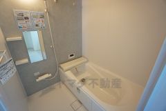 1日の疲れを癒すくつろぎのバスルーム。足を伸ばしてもゆったりと入れるサイズです。お子様と一緒にお風呂に入っても狭くないですね^^