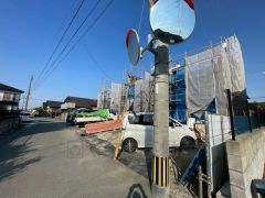 前面道路は公道西側約4.26～4.51ｍ、東側約4ｍ。