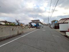 前面道路は公道西側約6.6ｍ。幅広いため車の離合や駐車などもスムーズです＾＾