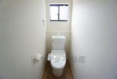 温水洗浄機付トイレです。節水機能もあるので、安心して使えますね。