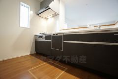 同仕様写真。対面式カウンターキッチンでお子様の様子が見守れます。カウンタートップは耐熱性に優れており、日ごろのお掃除もふき取るだけでＯＫ。ステンレスシンクも簡単にお掃除できますよ。