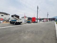 前面道路は6.2ｍ。 お車の離合もスムーズです＾＾ 大型車の通行がなく、騒音や振動が少ないので静かで快適な生活を送れます。