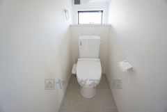 温水洗浄機付トイレです。節水機能もあるので、安心して使えますね。もちろん、1階2階の2ヶ所にトイレがあるので、忙しい朝にもゆとりができますね。