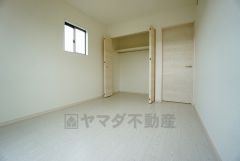 同仕様写真。全居室に収納完備。下段を引き出し収納にするなど、空いたスペースを有効活用すれば収納力がグッと高まります。常に整理整頓されたお部屋は気持ちがいいです＾＾