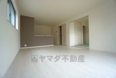 家族が集まる開放的なリビング。16帖以上の大空間で憩いの場になりそうです。思い思いの時間を過ごしたり、家族みんなで食事をしたり、素敵な団らんの場になりますね。