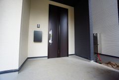 ブラックトーンの玄関扉＾＾外壁とマッチングしていてかっこいいですね＾＾家の顔となる玄関扉がかっこいいと、たくさんの人を招き入れたくなりますね＾＾
