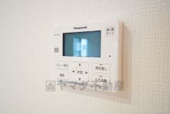 同仕様写真。キッチン横からお湯張り、追い炊き、足し湯がボタン一つで楽々操作できる給湯機リモコンです＾＾忙しい夕飯の準備の時間帯に重宝しますね。