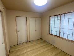 リビングからの続き間として和室をご用意しました。普段はリビングとつなげて開放的なスペースとして。来客時には客間としてお使いいただけます。