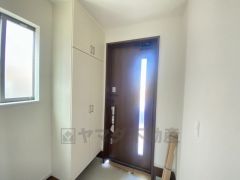 採光も考えられた明るい玄関です。自動で閉まるタッチキーとTVインターホンが装備されているので、セキュリティーも安心。