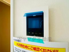 防犯性もばっちり、TVモニター付きインターフォン完備。大きなモニターで玄関先を確認できます。録画機能が付いているので不在時の訪問者も確認できて安心です^^