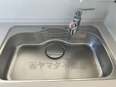 広々とした凸型シンクに洗剤ポケットを標準装備。大きなお鍋など洗いやすいです。洗剤や石鹸、スポンジもすっきりできる収納付き。