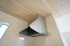 調理により発生する油煙や臭いを吸い込み、屋外へ排気してくれます。