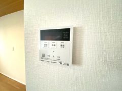 キッチン横からお湯張り、追い炊き、足し湯がボタン一つで楽々操作できる給湯機リモコンです＾＾忙しい夕飯の準備の時間帯に重宝しますね。
