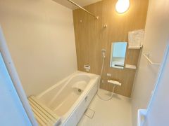 1日の疲れを癒すくつろぎのバスルーム。足を伸ばしてもゆったりと入れるサイズです。お子様と一緒にお風呂に入っても狭くないですね^^