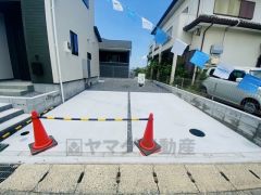 カースペースは2台付き。ご夫婦で1台づつ所有できます＾＾ 前面道路は交通量が少なく小さなお子様がいるご家庭も安心です＾＾