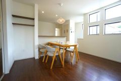 家事動線にこだわった自然光をたっぷり取り込む開放的な住まい。