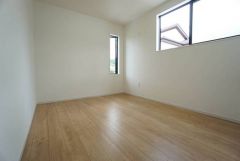 温かい光の差し込むゆとりのある居室をぜひ現地にてご確認くださいませ。