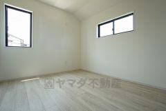 同仕様写真。2面採光を確保した明るい室内は、風通しも良く、大変居心地の良い空間となっております。爽やかな風を感じて起きる朝は、快適生活の始まりに。