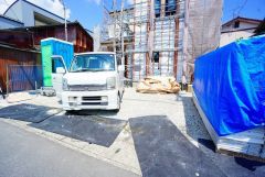 カースペース並列3台。 ご夫婦で1台ずつとご友人や急な来客があっても安心です。 コンビニ徒歩2分。スーパー徒歩13分。周辺環境充実＾＾