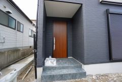 タッチキータイプの玄関ドアです。奥まって設置されているので、雨に濡れる心配もありません。