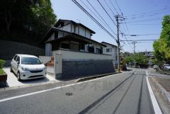 前面道路は広々北側8ｍ。 歩道もあり小さなお子様がいるご家庭も安心です＾＾