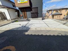 駐車スペースはゆとりある2台分を確保。マイカー用に、お客さま用に、余裕を持ってご利用いただけます。 ご夫婦で1台ずつと急な来客やご友人が来ても安心して駐車できます＾＾