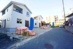 前面道路は5ｍ～5.4ｍ。 交通量が少なく、小さなお子様がいるご家庭も安心です＾＾