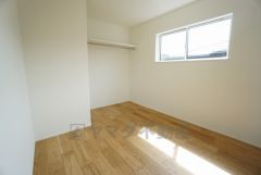 全居室にはたっぷり収納できるクローゼットを設置しています。窓には断熱性・保温性にすぐれ、省エネ効果のあるペアガラスを採用。冬には結露を防止します。