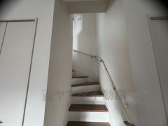 家族のコミュニケーションが増える「リビング階段」です。バルコニーに洗濯物を干すときも、最短距離で移動できますよ。