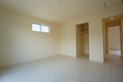 住む人のこだわりを活かす洋室＾＾日当たりがよく、寝室としての利用もおすすめ。広めのクローゼットもあり荷物もすっきり片付けれ、ゆとりのある暮らしが出来ます＾＾