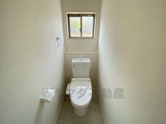 温水洗浄機付トイレです。節水機能もあるので、安心して使えますね。節水・静音設計でエネルギーを効率よく使用し省エネ。汚れをガードする構造でサッと一拭き、お手入れが簡単。