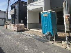 駐車スペースはゆとりある2台分を確保。マイカー用に、お客さま用に、余裕を持ってご利用いただけます。