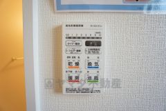 雨の日の洗濯も安心できる浴室暖房乾燥機付き浴室。リモコンで操作もボタン1つで簡単。 浴室暖房乾燥機には、暖房、乾燥、涼風、換気の4つの機能が付いています。タイマー付きです。