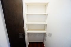 同仕様写真。キッチン横可動棚式パントリー。食器やキッチン用品、食料品の保存に便利です＾＾可動棚式なので高さのある物もスッキリ収納できます＾＾