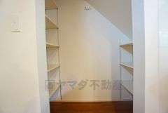 キッチン横パントリー収納。食器やキッチン用品、食料品の保存に便利です＾＾高さのある物もスッキリ収納できます＾＾