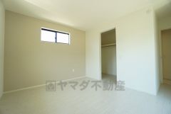 住む人のこだわりを活かす洋室＾＾日当たりがよく、寝室としての利用もおすすめ。広めのクローゼットもあり荷物もすっきり片付けれ、ゆとりのある暮らしが出来ます＾＾