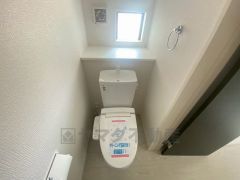 ウォシュレット付トイレです。節水機能もあるので、安心して使えますね。もちろん、1階2階の2ヶ所にトイレがあるので、忙しい朝にもゆとりができますね。